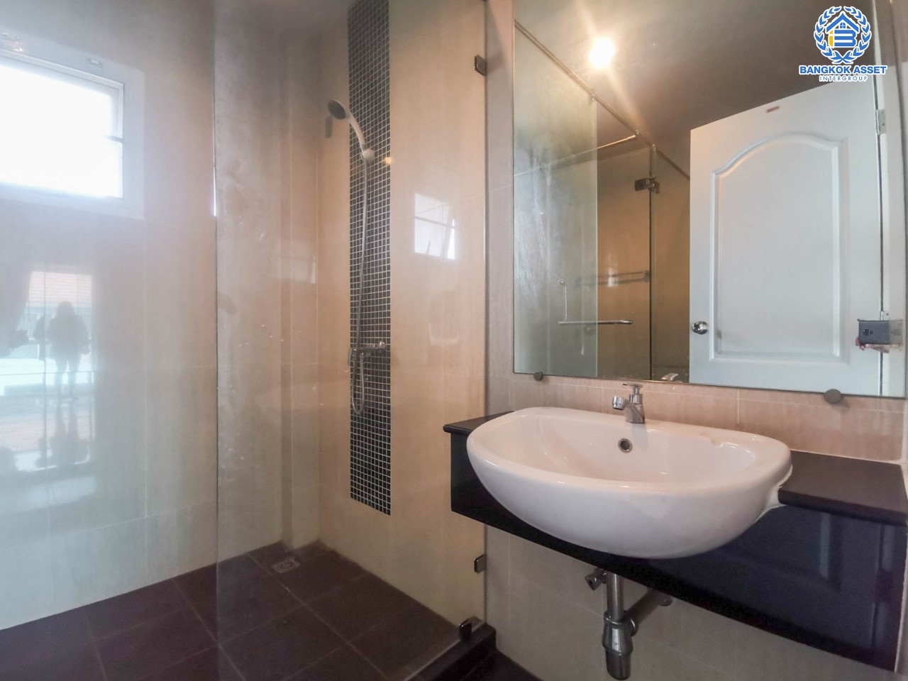 บ้านเดี่ยวมือสองย่านนนทบุรี ม.ชวนชมพาร์ค2 บางกรวย-ไทรน้อย หลังมุม เนื้อที่มากถึง 79.3 ตร.ว. ฟังก์ชัน 4 ห้องนอน 3 ห้องน้ำ 2 ที่จอดรถ บนทำเลเยี่ยม ใกล้เซ็นทรัลเวสต์เกต และรถไฟฟ้าสายสีม่วง "สถานีคลองบางไผ่"